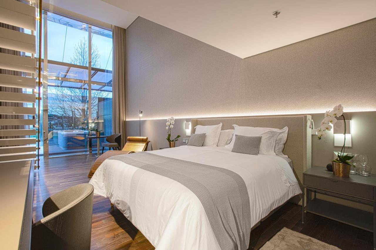 Suryaa Hotel Pinhais, Curio Collection By Hilton Bagian luar foto
