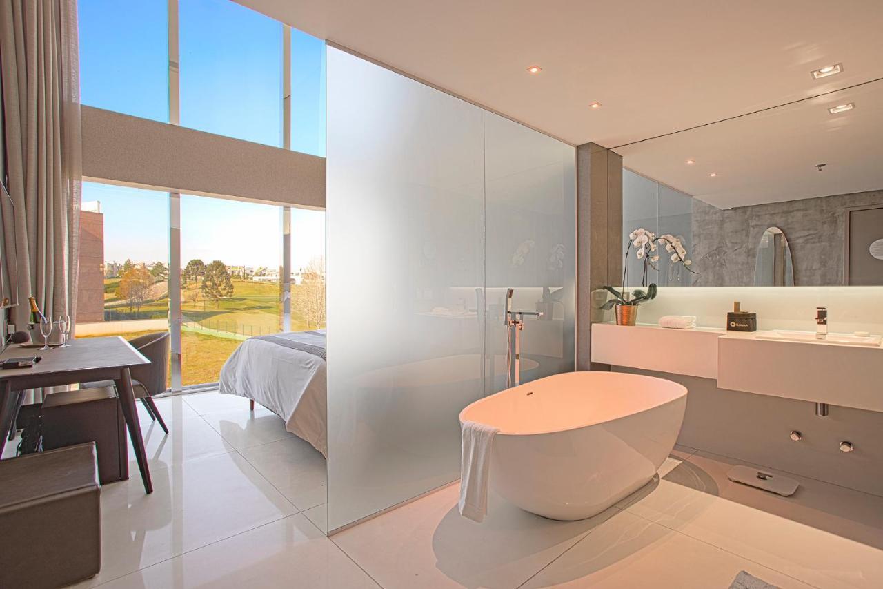 Suryaa Hotel Pinhais, Curio Collection By Hilton Bagian luar foto