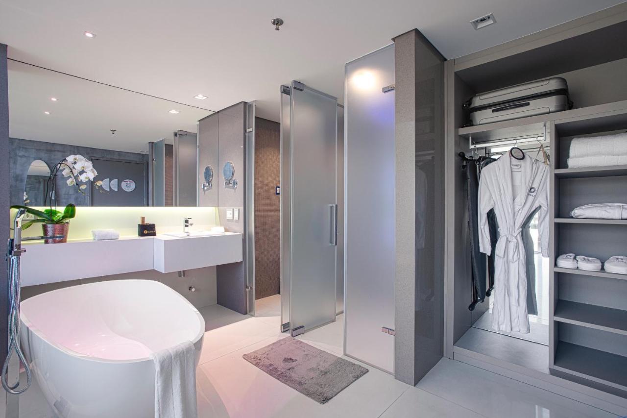 Suryaa Hotel Pinhais, Curio Collection By Hilton Bagian luar foto