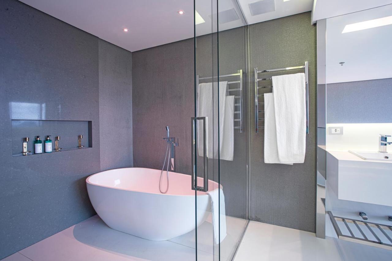 Suryaa Hotel Pinhais, Curio Collection By Hilton Bagian luar foto