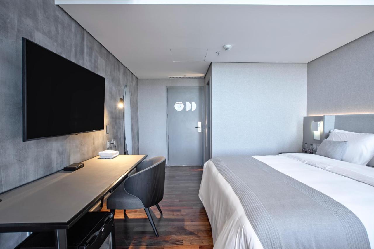 Suryaa Hotel Pinhais, Curio Collection By Hilton Bagian luar foto