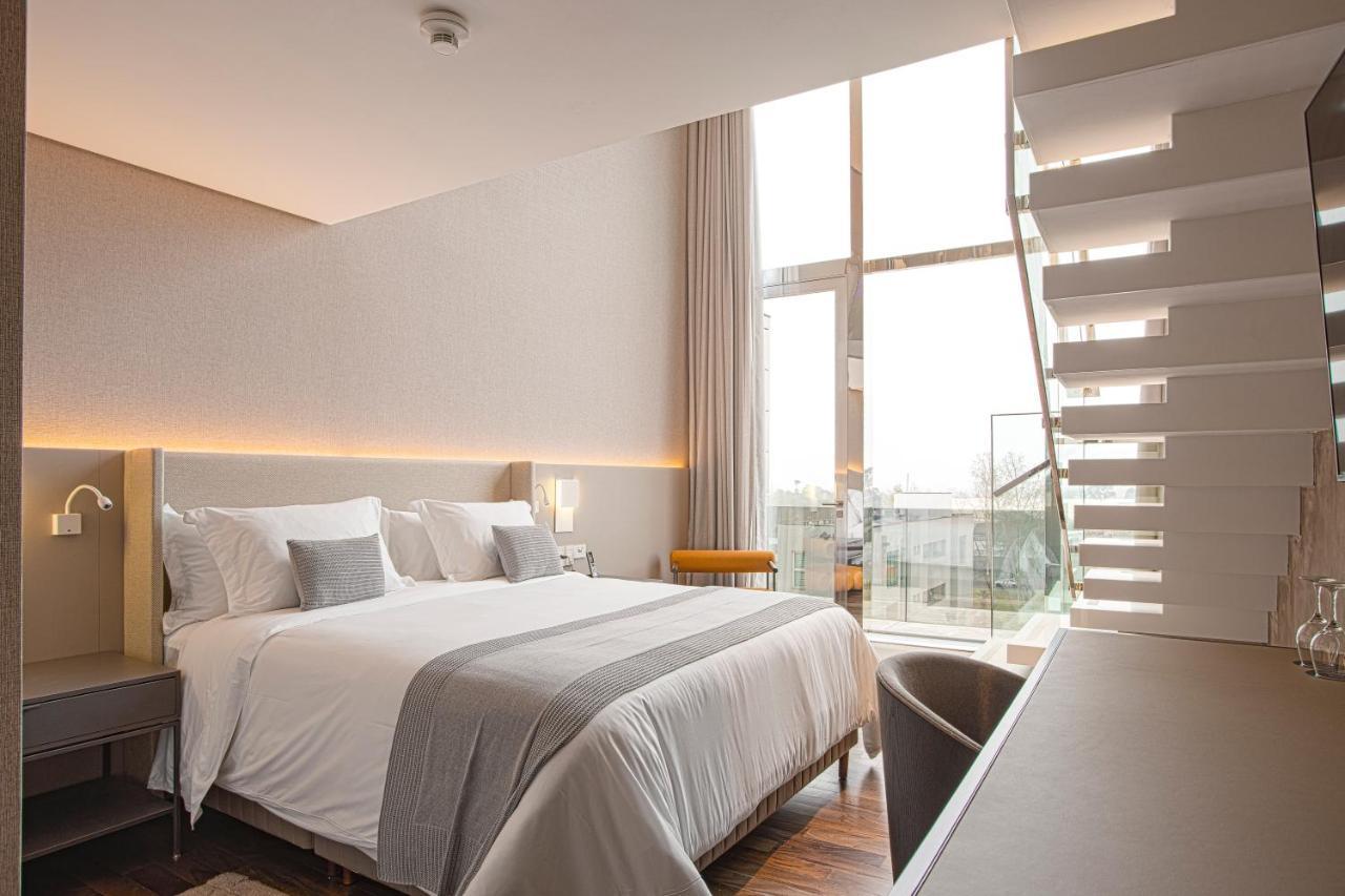 Suryaa Hotel Pinhais, Curio Collection By Hilton Bagian luar foto