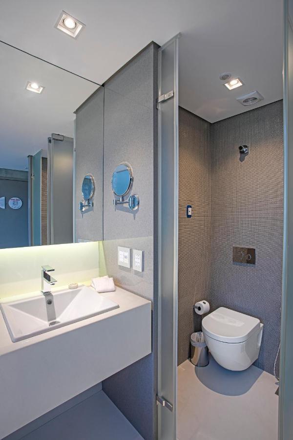 Suryaa Hotel Pinhais, Curio Collection By Hilton Bagian luar foto