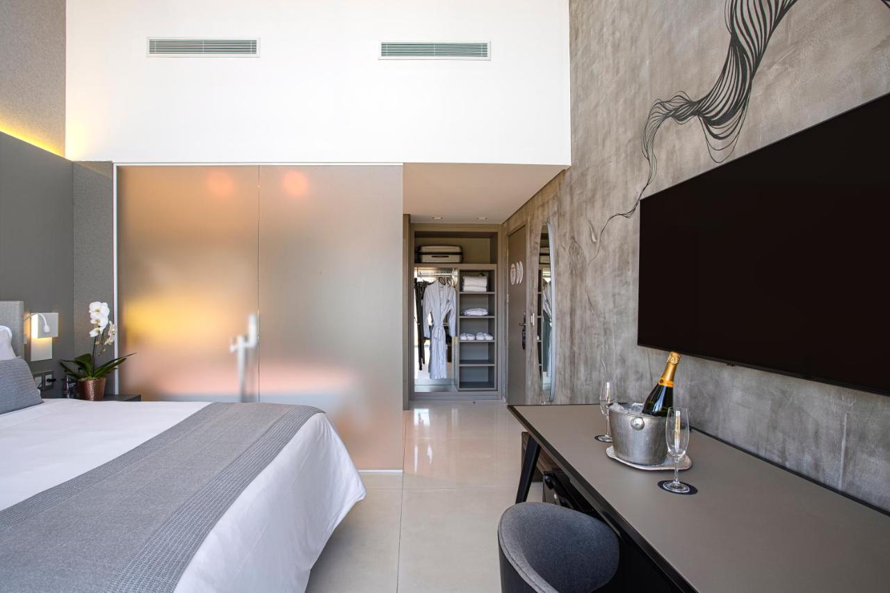 Suryaa Hotel Pinhais, Curio Collection By Hilton Bagian luar foto