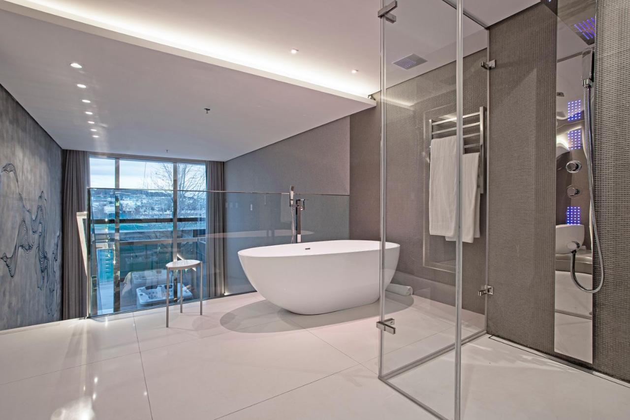 Suryaa Hotel Pinhais, Curio Collection By Hilton Bagian luar foto