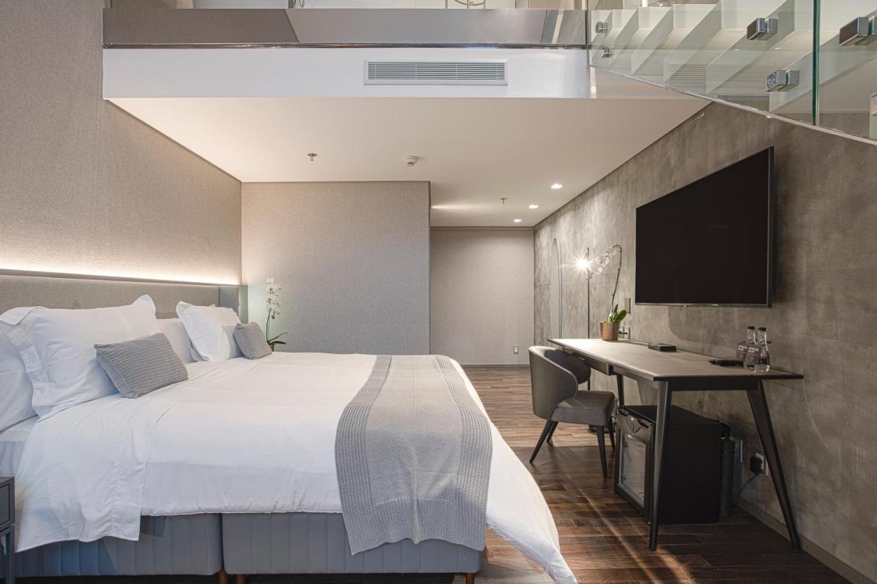 Suryaa Hotel Pinhais, Curio Collection By Hilton Bagian luar foto