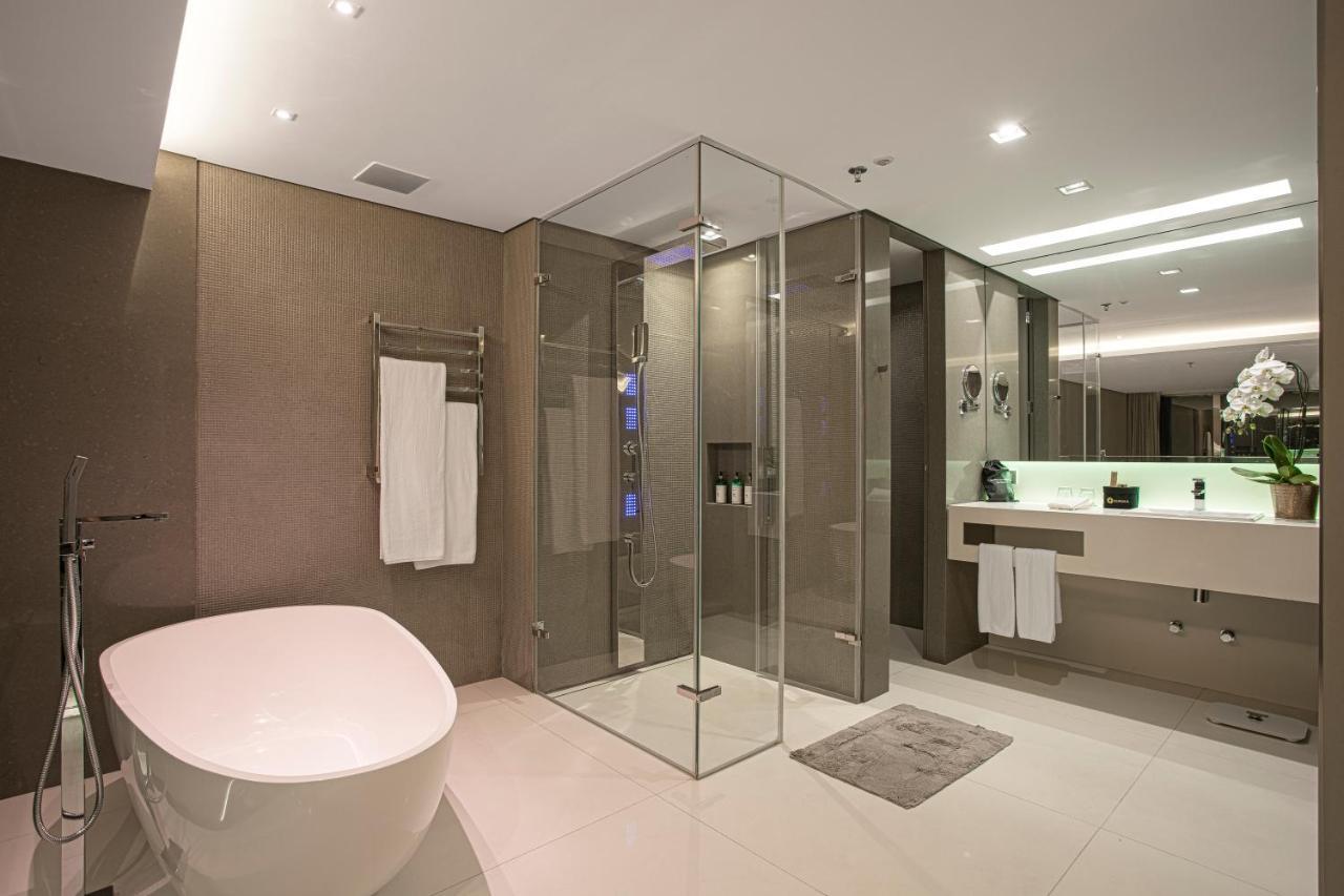 Suryaa Hotel Pinhais, Curio Collection By Hilton Bagian luar foto