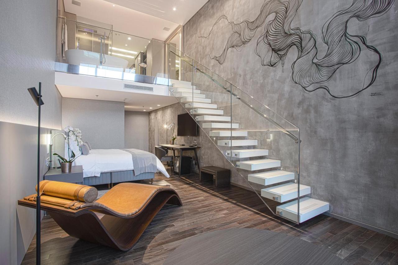 Suryaa Hotel Pinhais, Curio Collection By Hilton Bagian luar foto
