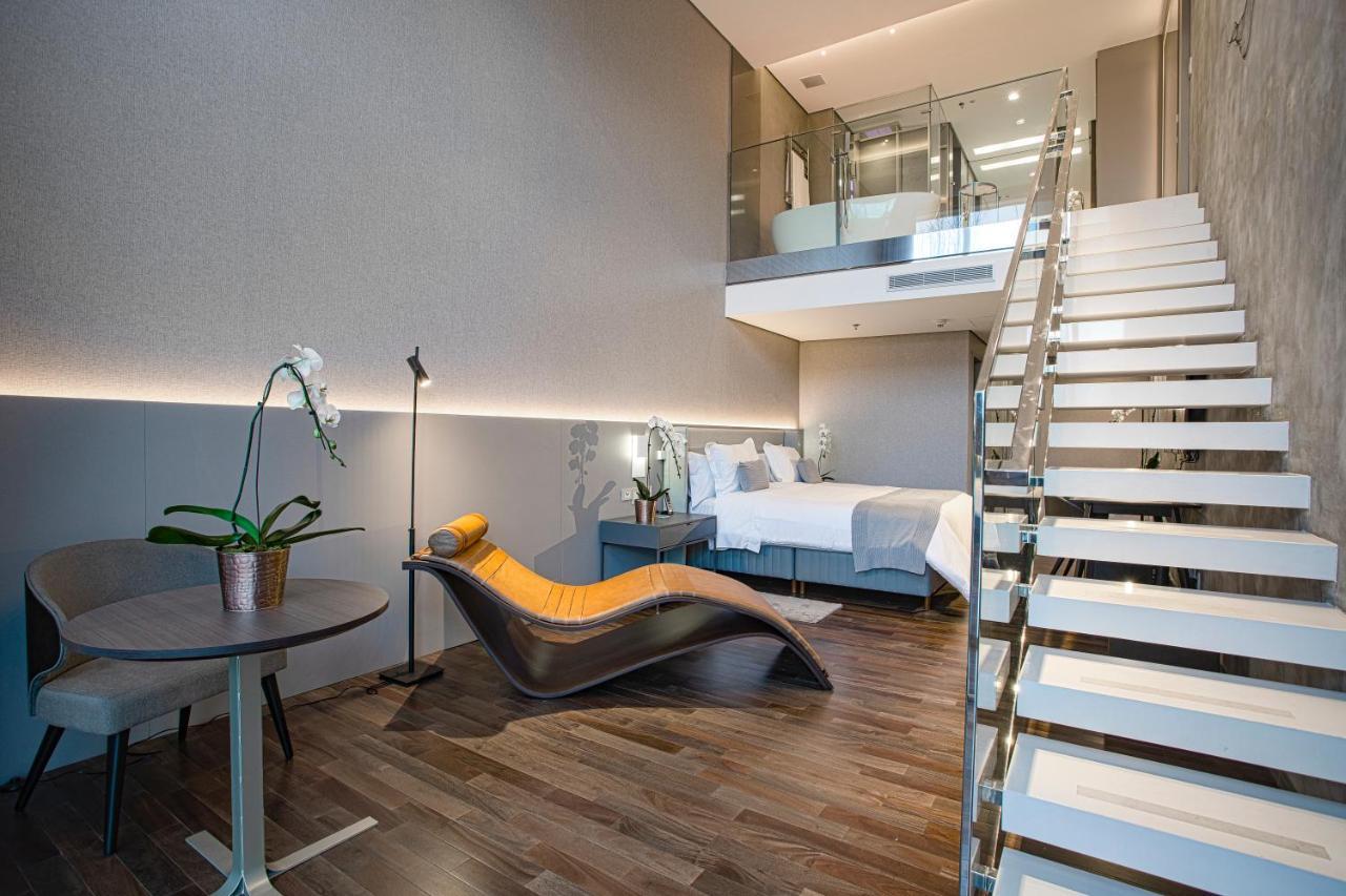 Suryaa Hotel Pinhais, Curio Collection By Hilton Bagian luar foto