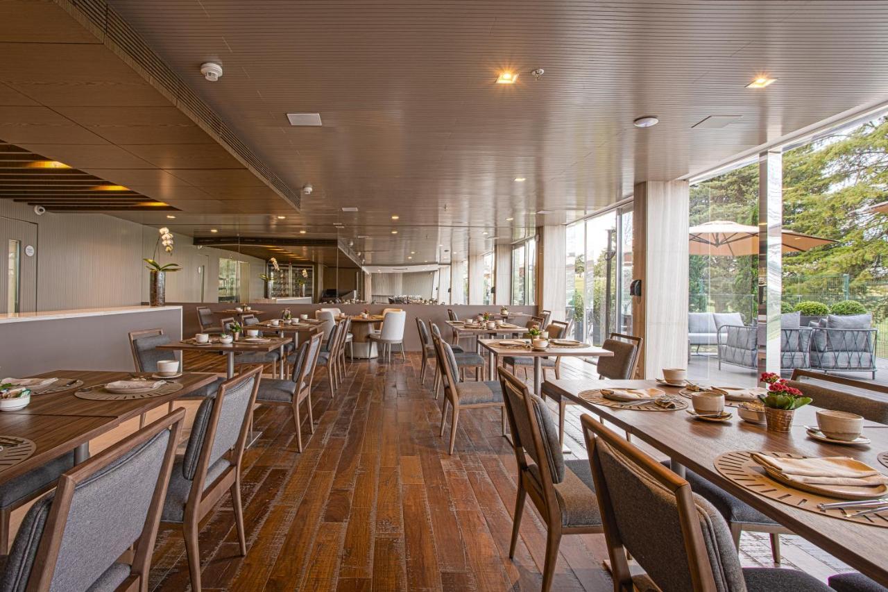 Suryaa Hotel Pinhais, Curio Collection By Hilton Bagian luar foto