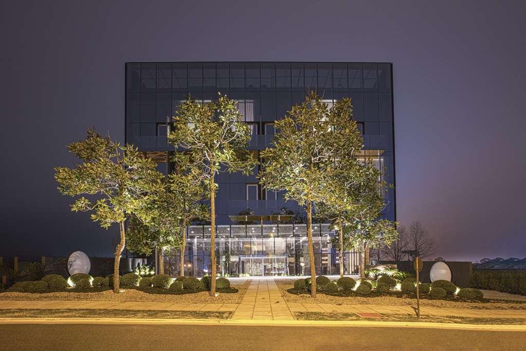 Suryaa Hotel Pinhais, Curio Collection By Hilton Bagian luar foto